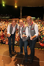 Die Haderlumpen haben auch nach 30 Jahren gemeinsam auf der B&uuml;hne noch einen Riesenspa&szlig; (Foto: Martin Schmitz)